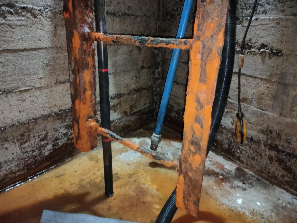 escalera con oxido en aljibes